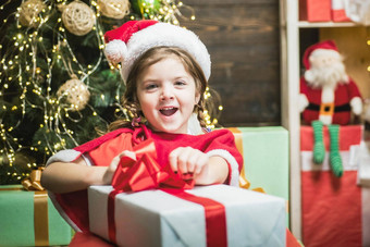 兴奋可爱的孩子开放圣诞节现在圣诞节孩子女孩持有红色的礼物盒子
