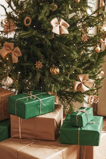 圣诞节假期交付可持续发展的<strong>礼物</strong>概念绿色<strong>礼物</strong>盒子包装环保包装回<strong>收</strong>纸装饰圣诞节树