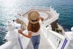 假期西班牙回来视图年轻的旅行者女人下降楼梯地中海阳台benidorm利坎特西班牙