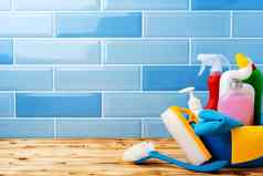 家庭洗涤剂清洁工具蓝色的瓷砖背景