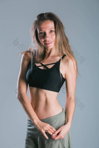 健身女孩运动身体摆姿势工作室灰色背景健身微笑模型运动服装重量损失健康的生活方式运动健康的女