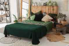 舒适的床上绿色床单生态风格房间室内