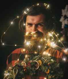 圣诞节男人。胡子快乐脸加兰加兰圣诞老人老人男人。装饰持有花环