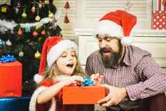 快乐父亲女儿孩子现在礼物圣诞老人他圣诞节树冬天家庭假期快乐一年