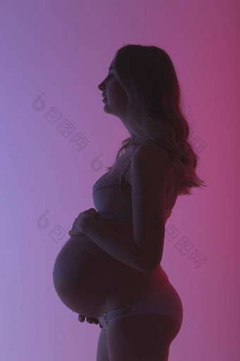 美丽的年轻的怀孕了女人内衣幸福的抚摸肚子工作室美丽的霓虹灯紫色的照明概念美期望会议亲爱的婴儿