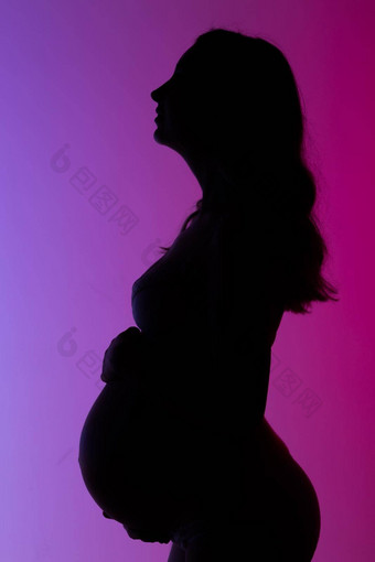 美丽的年轻的怀孕了女人内衣幸福的抚摸肚子工作室美丽的霓虹灯紫色的照明概念美期望会议亲爱的婴儿