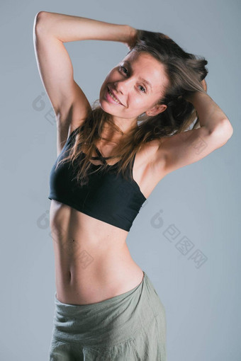 健身<strong>女孩</strong>运动身体摆姿势工作室灰色背景健身微笑模型<strong>运动服</strong>装重量损失健康的生活方式运动健康的女