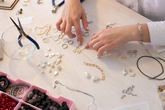 专业珠宝设计师使手工制作的珠宝工作室车间关闭时尚创造力手工制作的概念