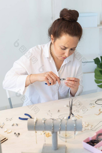 专业配件设计师使手工制作的珠宝工作室车间时尚创造力手工制作的概念