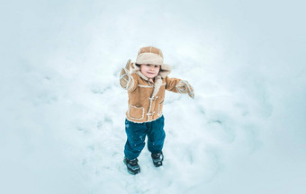 冬天孩子快乐雪户外可爱的男孩冬天衣服主题圣诞节假期一年