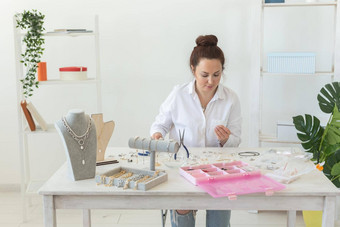 专业珠宝设计师使手工制作的珠宝工作室车间时尚创造力手工制作的概念