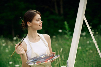 女人在户外油漆图片景观爱好有创意的
