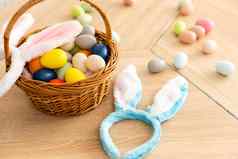 复活节概念鸡蛋兔子的耳朵节日复活节表格背景自顶向下复制空间
