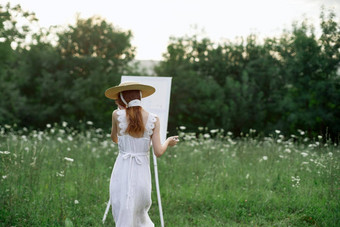 漂亮的女人白色衣服在户外画艺术有创意的