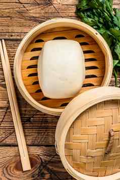 中国人蒸面包传统的竹子轮船木背景前视图