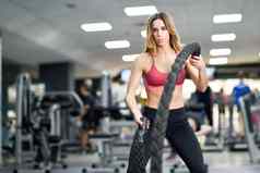 女人战斗绳子锻炼健身健身房