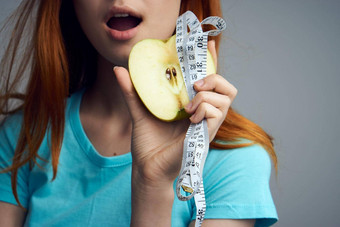 女人苹果手饮食健康维生素