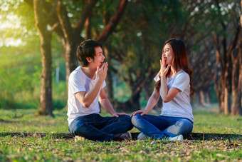 年轻的夫妇会说话的滞后公园