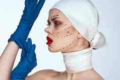 女病人复兴面部注射化妆品程序孤立的背景