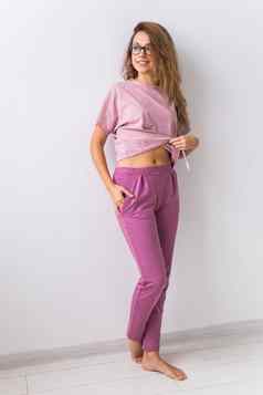 温暖的粉红色的工具包家居服软棉花t恤裤子舒适的衣服健康的睡眠睡衣概念