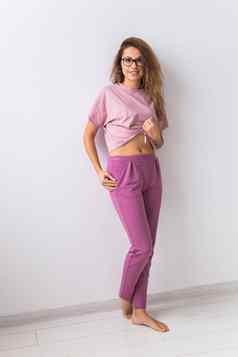 温暖的粉红色的工具包家居服软棉花t恤裤子舒适的衣服健康的睡眠睡衣概念