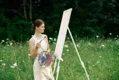 女人艺术家调色板油漆画画架自然爱好