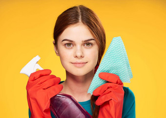 女人橡胶手套洗涤剂清洁做家务黄色的背景