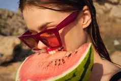快乐的女人吃西瓜自然夏天假期