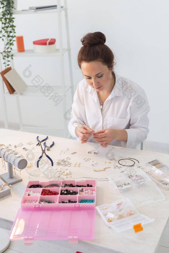 专业配件设计师使手工制作的珠宝工作室车间时尚创造力手工制作的概念