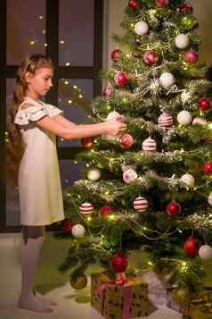 女孩装修圣诞节树一年概念家庭假期