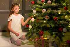 女孩装修圣诞节树一年概念家庭假期