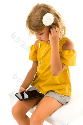 可爱的孩子穿耳机听音乐孩子听音乐音乐推荐基于最初的感兴趣