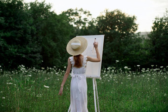 漂亮的女人白色衣服在户外画艺术有创意的