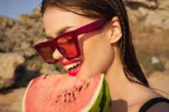 快乐的女人吃西瓜自然夏天假期
