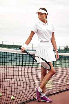 适合健康的年轻的网球球员站法院持有球拍