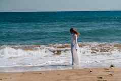 女人轮廓桑迪海滩波海洋自然生活方式