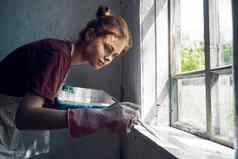 女人刷油漆窗口窗台上首页窗口室内改造