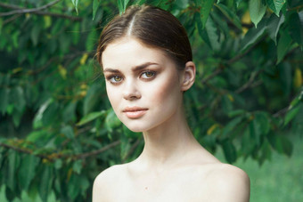 美丽的女人皮肤护理只肩膀绿色叶子自然模型