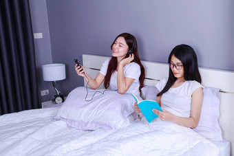 女人阅读书聪明的电话床上卧室