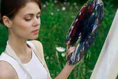女人白色衣服调色板油漆自然艺术画