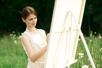 女人艺术家油漆图片画架在户外景观有创意的