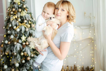家庭照片妈妈。女儿首页明亮的颜色圣诞节一天