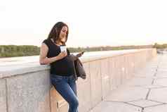 怀孕了女人智能手机公园怀孕技术沟通概念空间文本