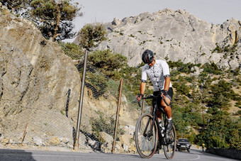 专业路自行车赛车手行动山路