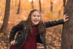 秋天情感肖像笑孩子走公园森林