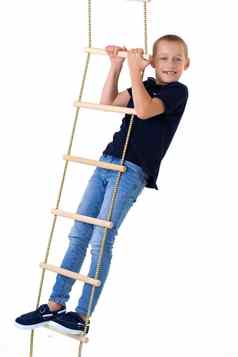 十几岁的男孩攀登绳子梯