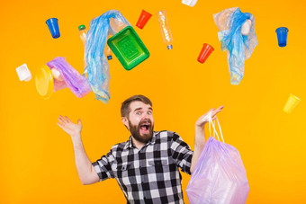 问题垃圾塑料回收污染环境概念有趣的男人。携带垃圾回收黄色的背景