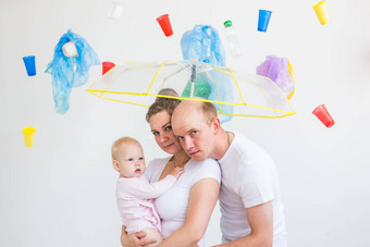 问题垃圾塑料回收污染环境概念伤心家庭隐藏垃圾伞白色背景