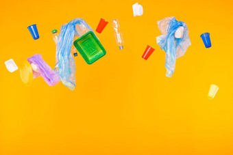问题垃圾塑料回收污染环境概念塑料垃圾黄色的背景复制空间