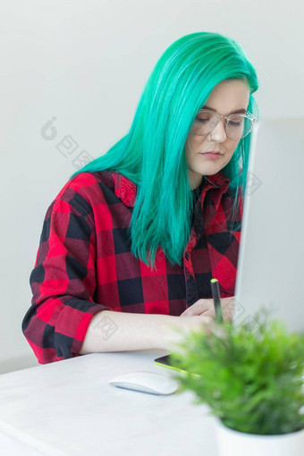设计师<strong>插画家</strong>艺术<strong>家</strong>人概念肖像当代年轻的女人绿色头发移动PC图形平板电脑工作
